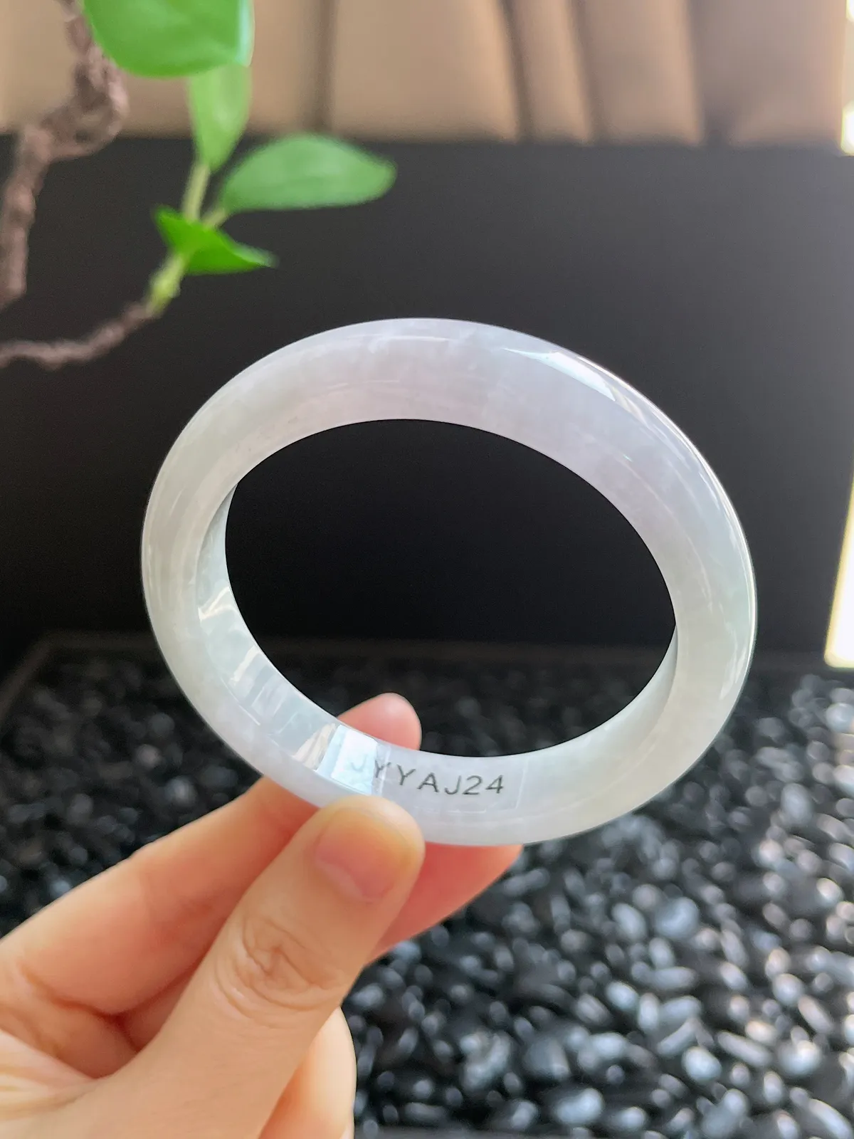 正圈54.8圈口，翡翠糯化种淡绿色手镯