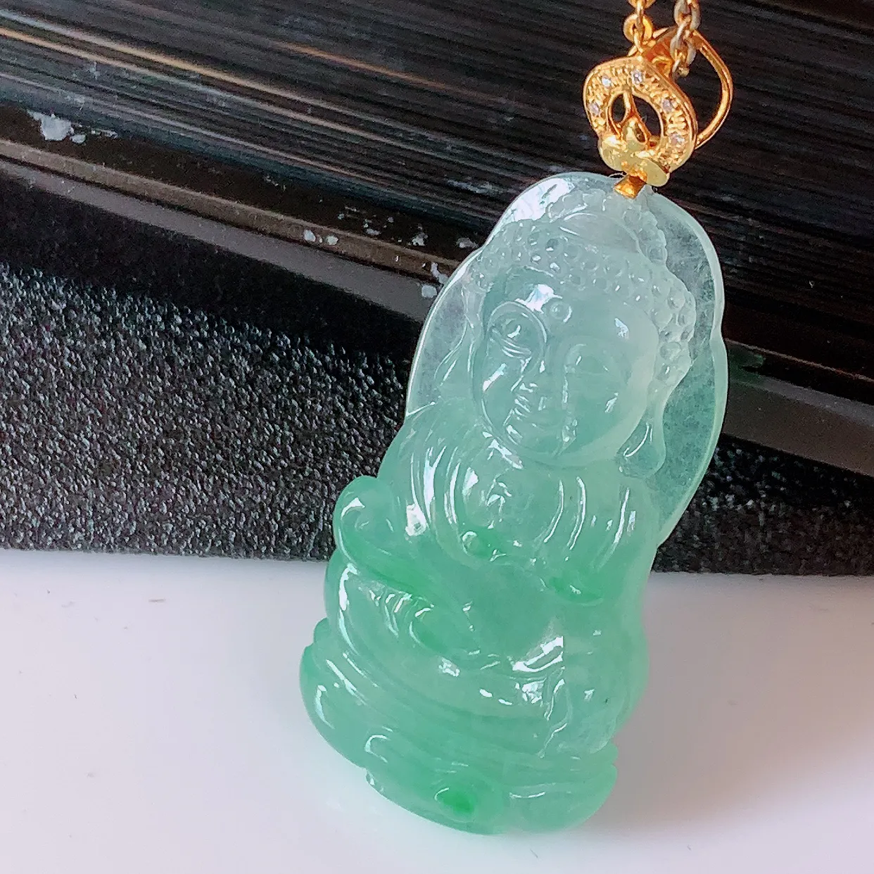 自然光实拍，18K金镶嵌冰种飘绿翡翠观音菩萨吊坠，赐福翡翠观音，观音面相端庄，品相佳，佩戴气质！#83.2整体40裸石32.5-16.6-6.2