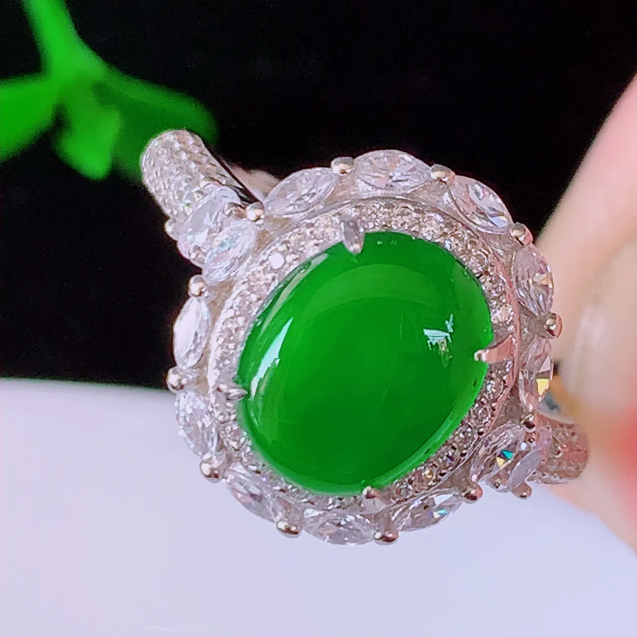 冰透满绿翡翠925银镶嵌戒指，自然光实拍，翠色灵动，颜色漂亮，种老水足，品相佳，佩戴佳品！#97.2