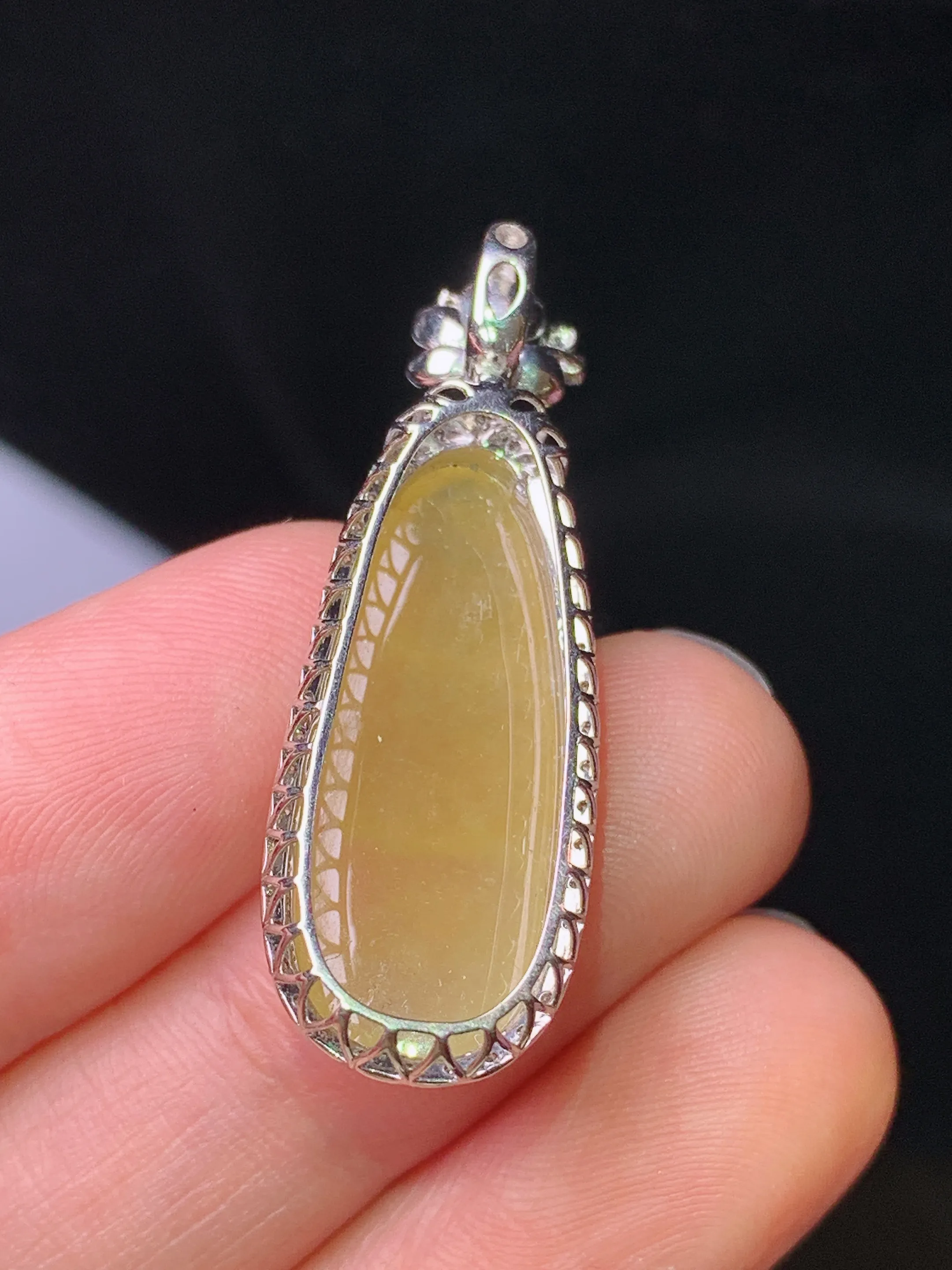 18k金钻镶嵌黄翡四季豆吊坠 玉质细腻 色泽清新艳丽 整体尺寸35.7*12*8