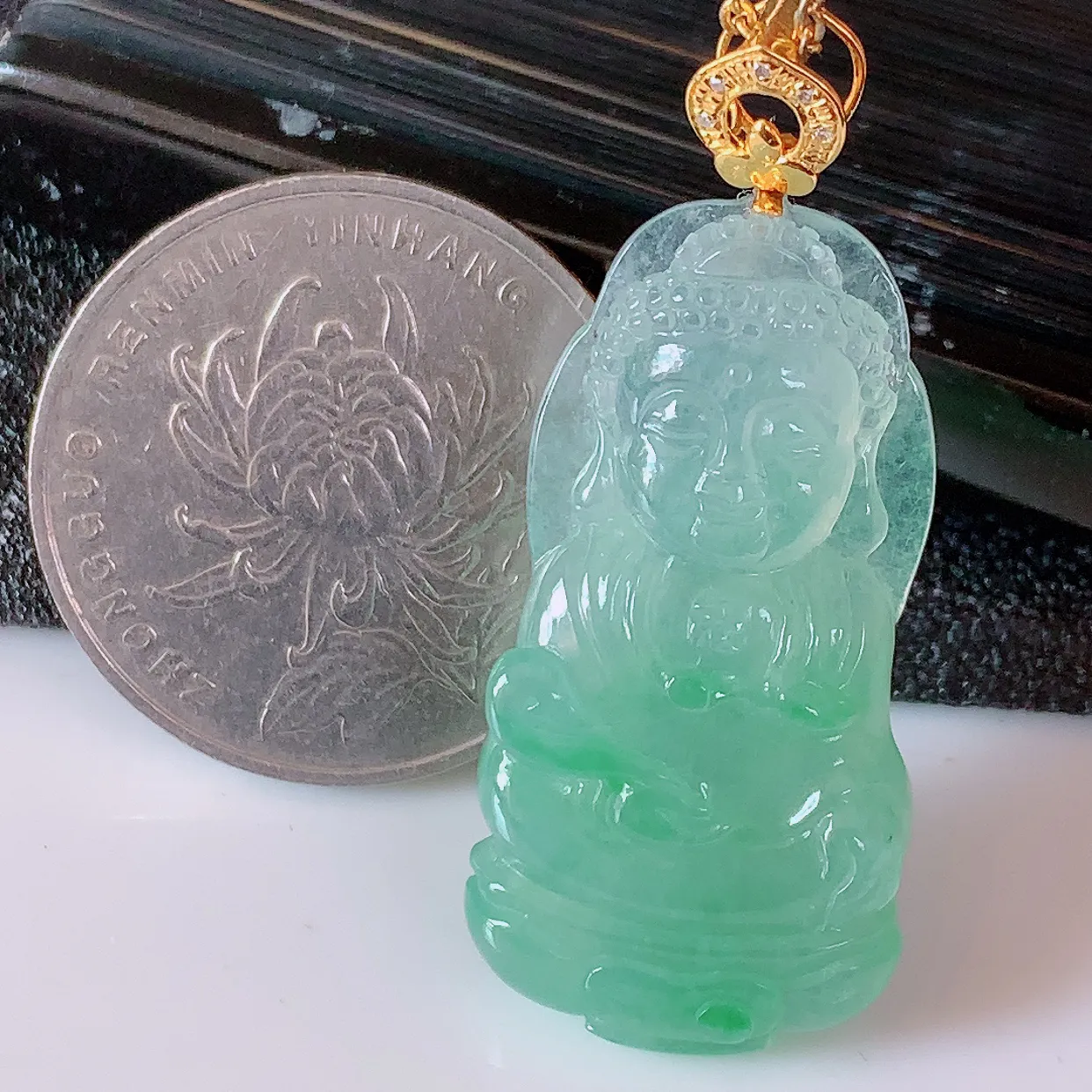 自然光实拍，18K金镶嵌冰种飘绿翡翠观音菩萨吊坠，赐福翡翠观音，观音面相端庄，品相佳，佩戴气质！#83.2整体40裸石32.5-16.6-6.2