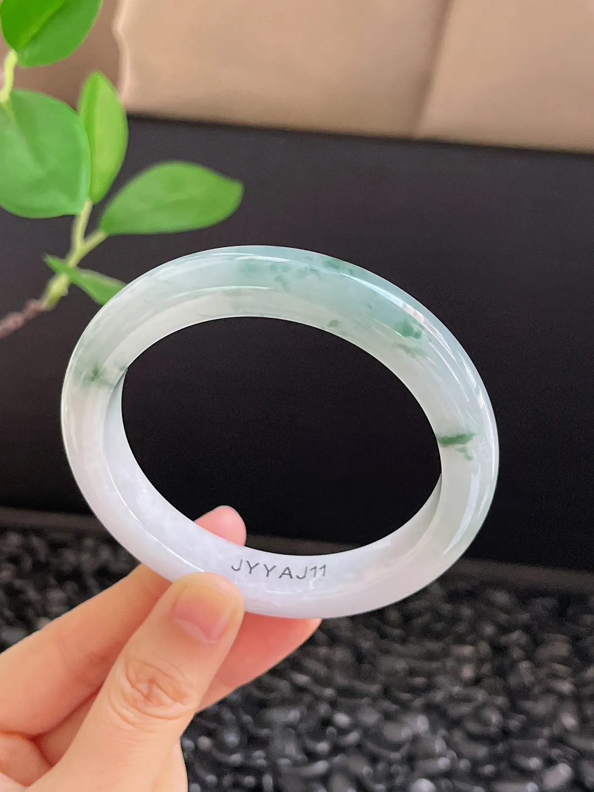 正圈59.8圈口，翡翠冰糯种淡绿色手镯