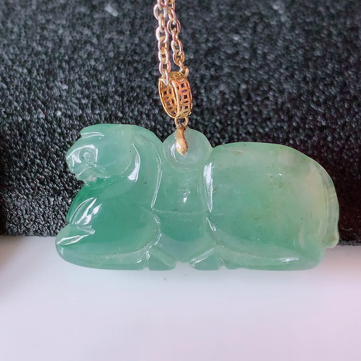 18K金镶嵌冰种黄加绿翡翠生肖马上有钱吊坠，种老水足，雕工精湛 ，寓意美好， 佩戴时尚出众！#1.30