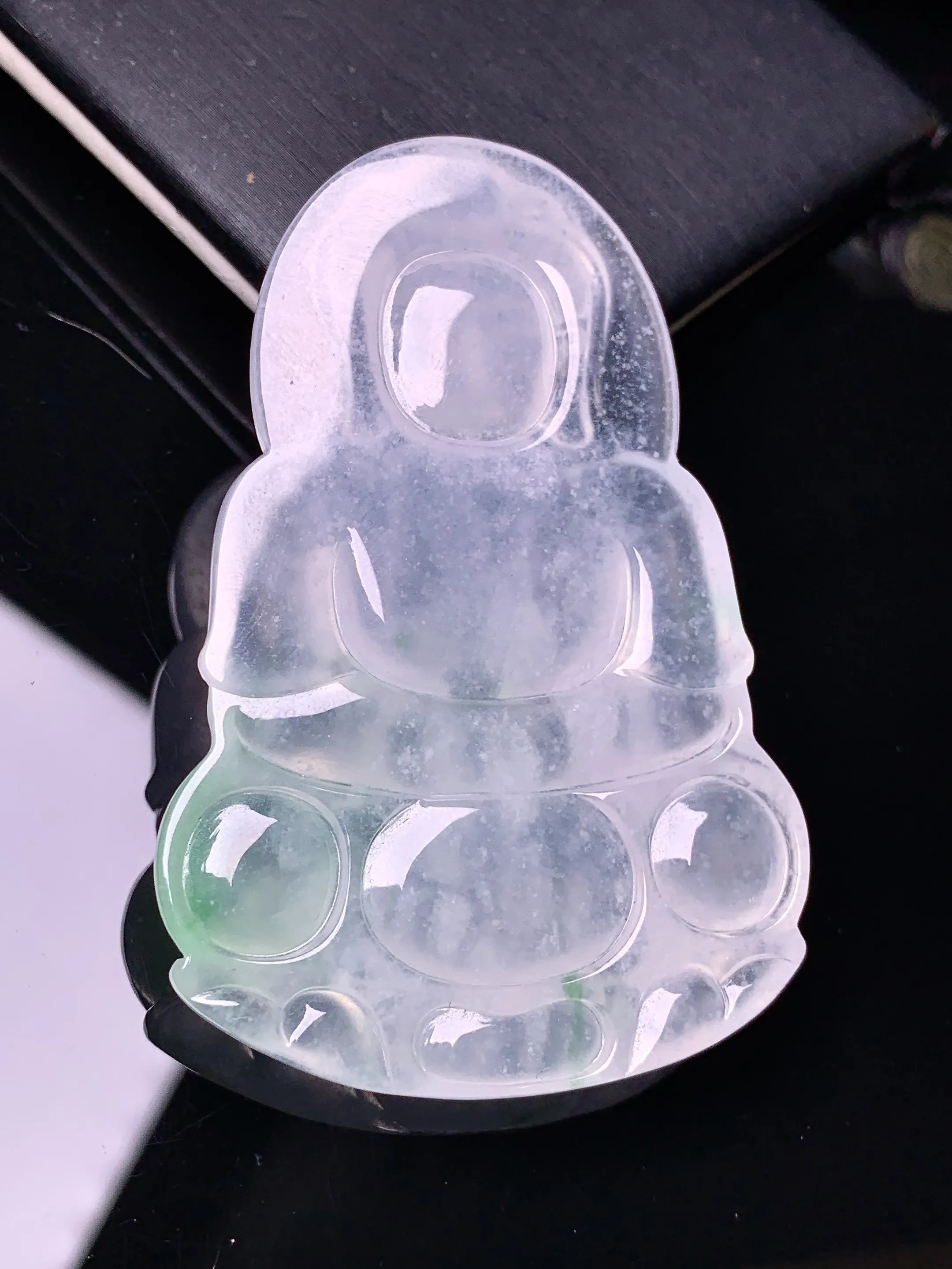 冰种飘绿观音菩萨吊坠 玉质细腻 色泽清新艳丽 整体尺寸57.2*38.3*6.3