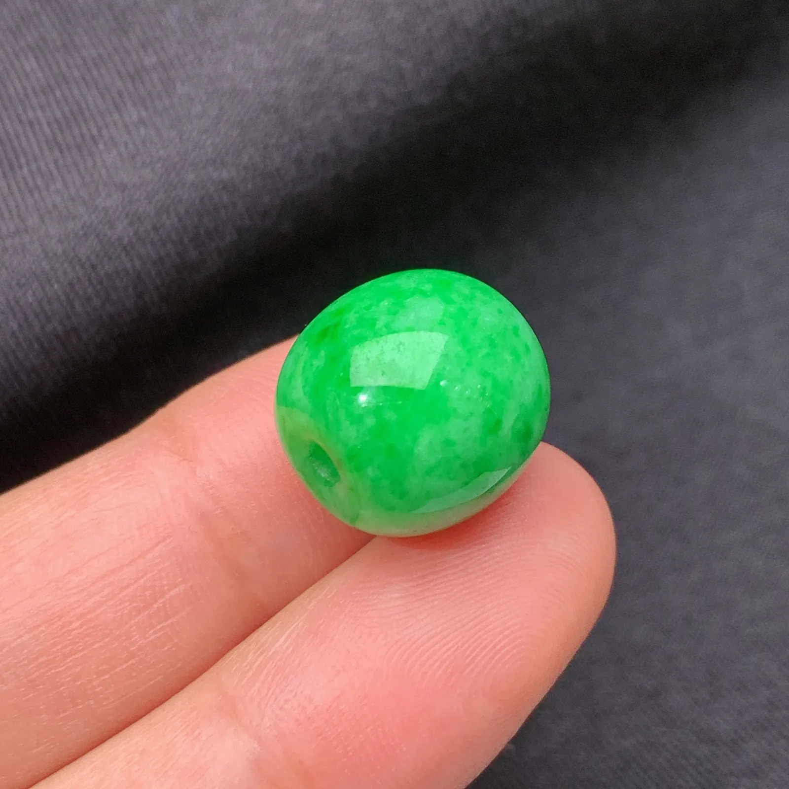 阳绿路路通，冰润色阳，玉质细腻，种水足，Qx 尺寸13*13.1