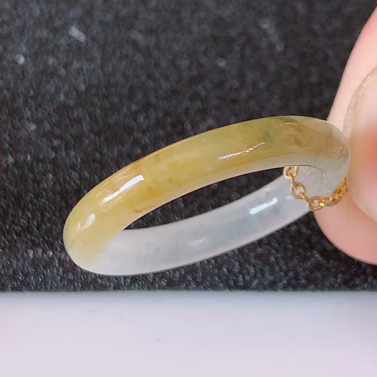 自然光实拍，特色冰种黄加绿翡翠指环，17mm内径冰三彩翡翠指环，玉戒指，玉质莹润，好精美好冰润的指环，14圈口，上手纤巧！#1.2尺寸17*3.5*3.5