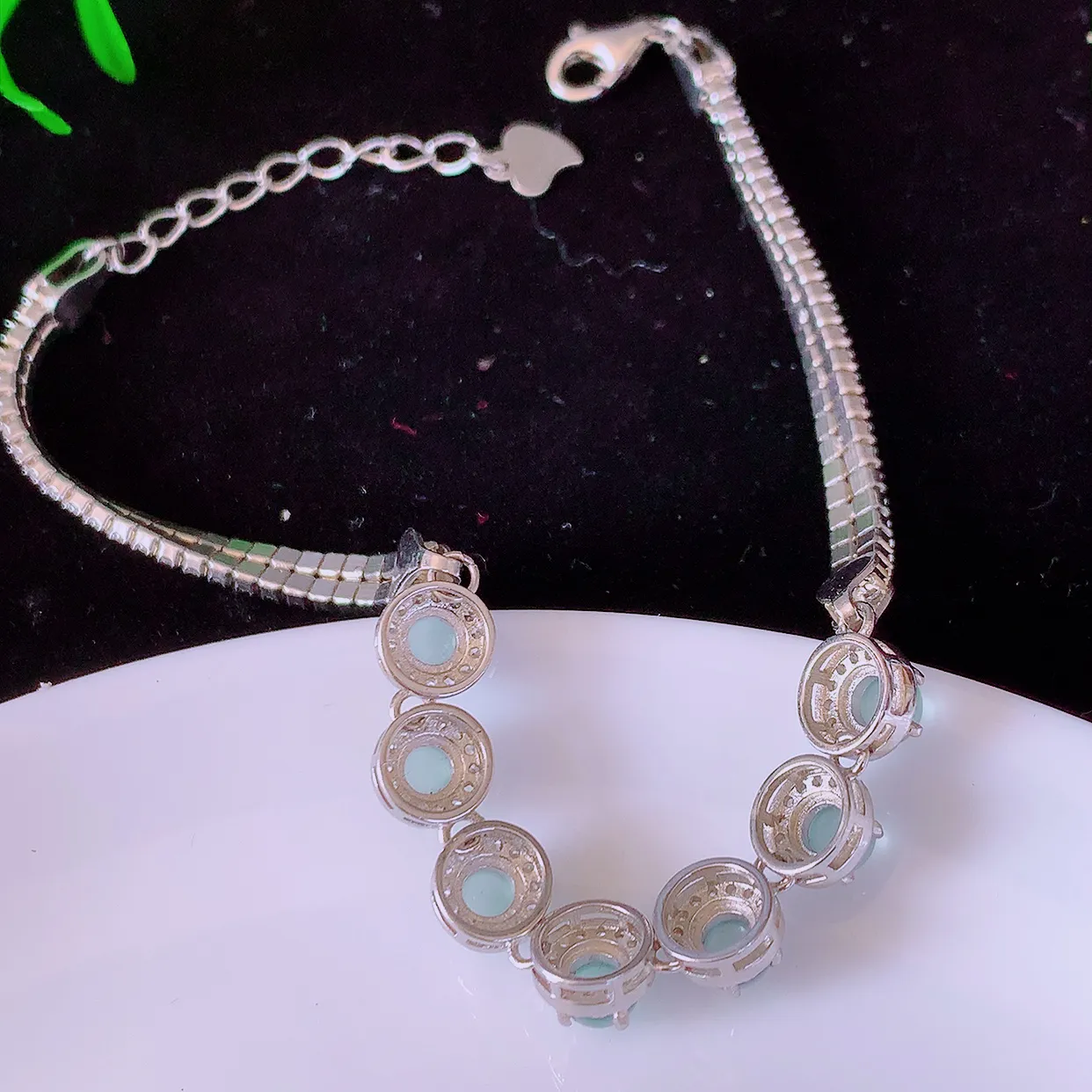 冰透满绿翡翠925银镶嵌手链，自然光实拍，翠色灵动，颜色漂亮，种老水足，品相佳，佩戴佳品！#97.2整体6.5*6.5*5.2裸石4.2*4.2