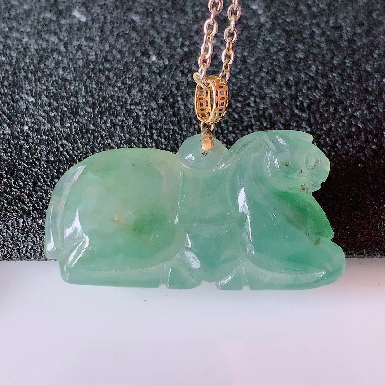 18K金镶嵌冰种黄加绿翡翠生肖马上有钱吊坠，种老水足，雕工精湛 ，寓意美好， 佩戴时尚出众！#1.30