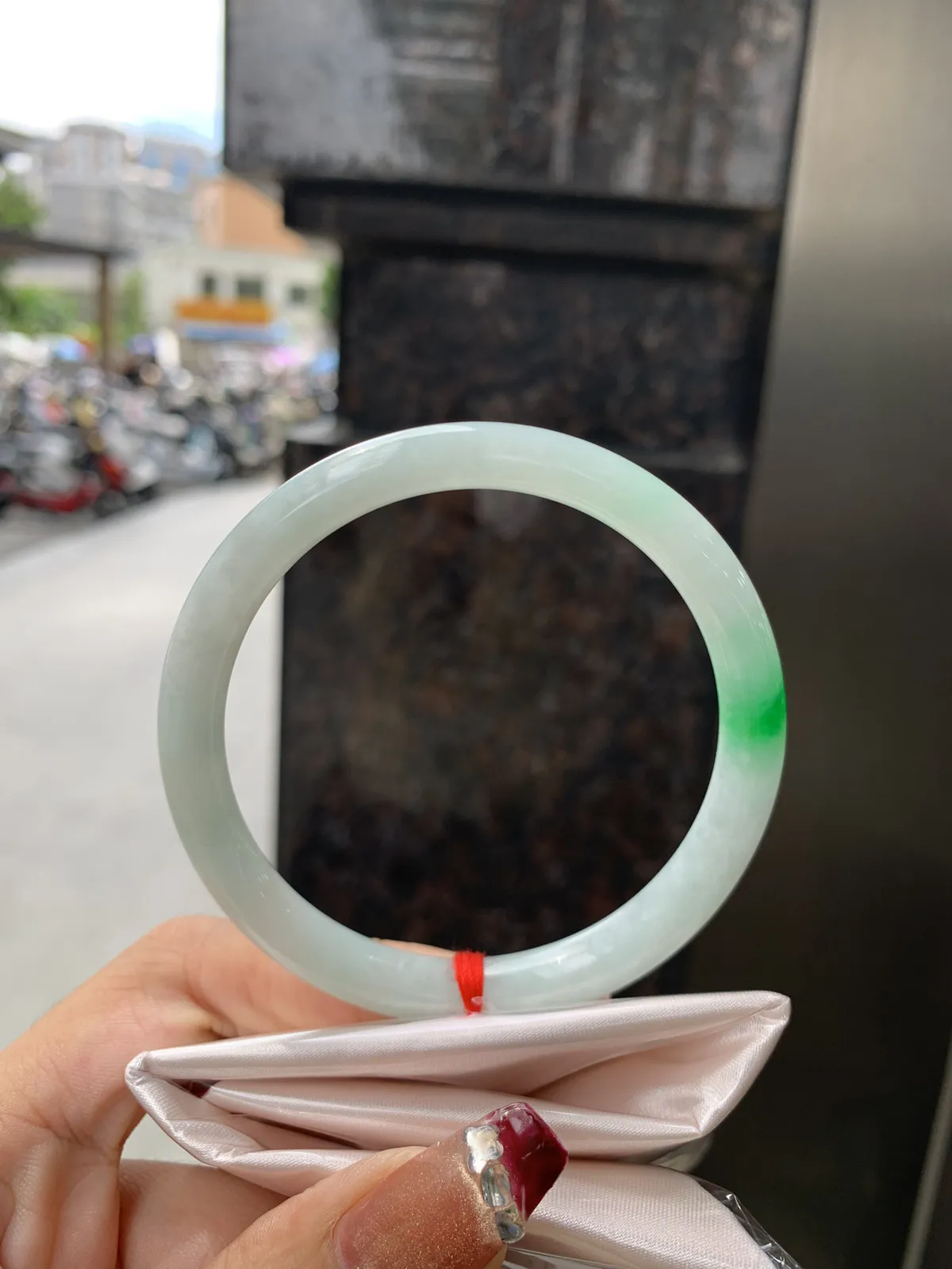 私人专拍
白底青美人条
57.6-7.3-7.5
底妆水润细腻，一抹阳绿花色点睛之笔，更显灵动，有生