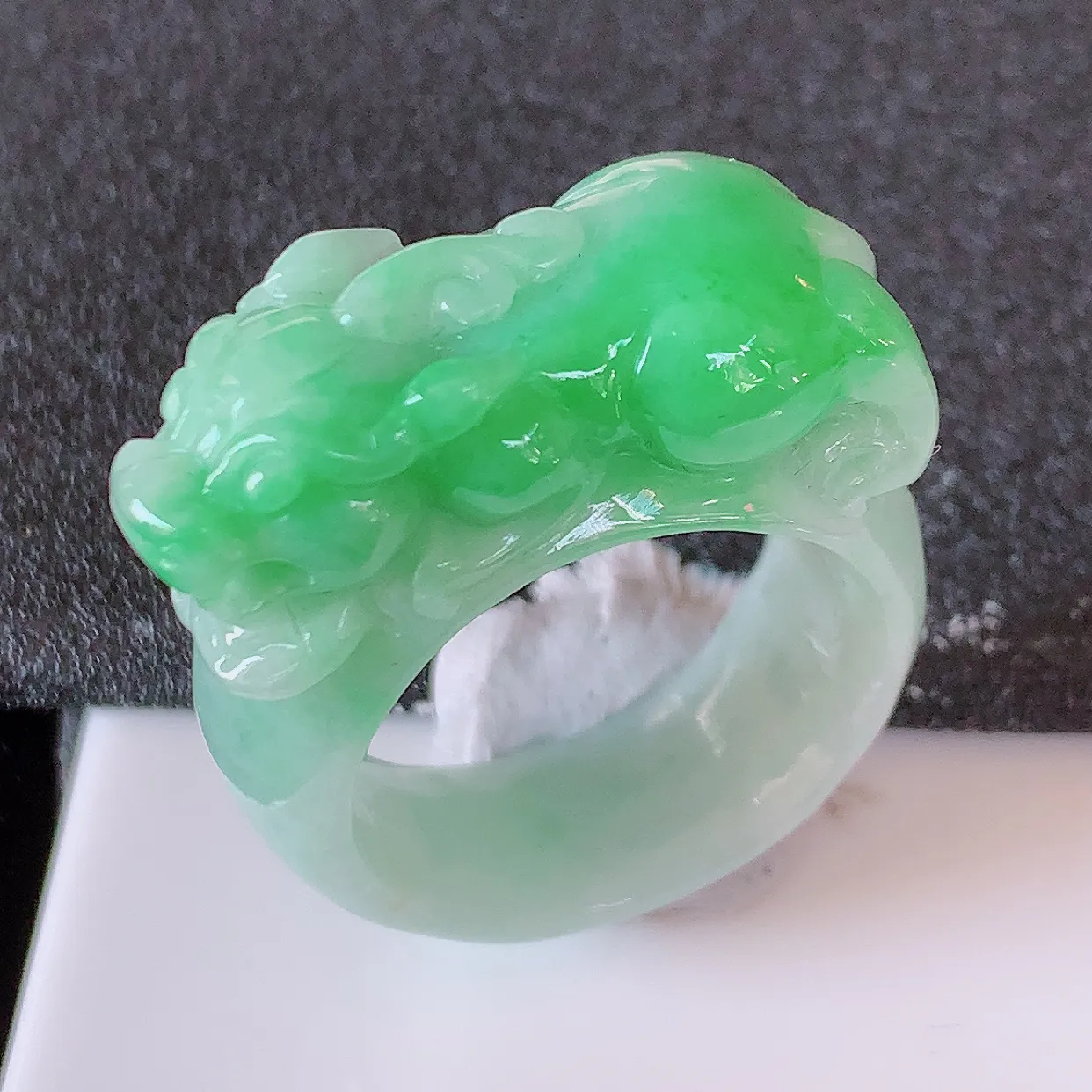 自然光实拍，飘绿翡翠貔貅扳指，20.2mm内径翡翠扳指，冰润指环，玉扳指，戒指，财源滚滚，玉质细腻起胶，24圈口，种水好！#1.2尺寸33*20.2*8.8*12