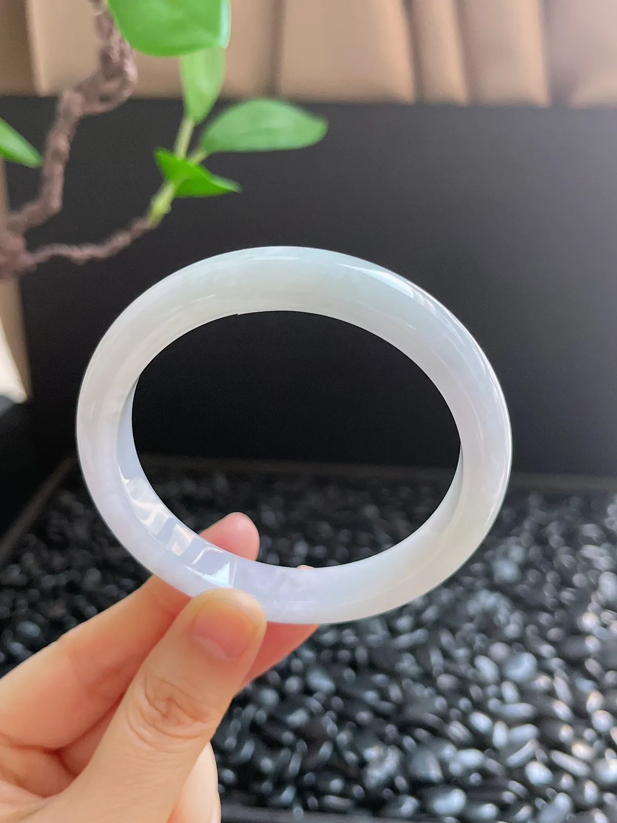 正圈58圈口，翡翠糯化种淡绿色手镯