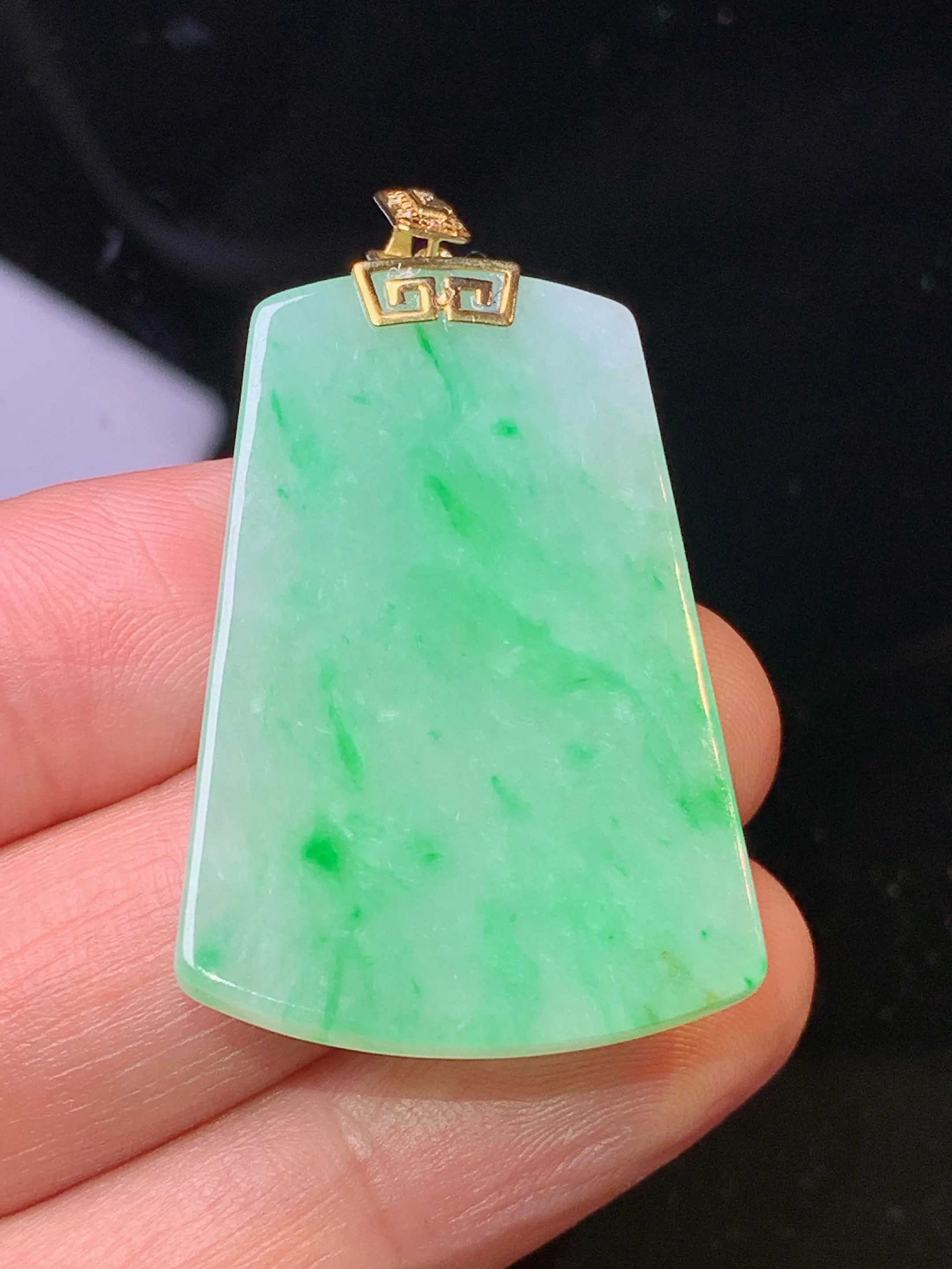 18k金镶嵌翠绿无事牌吊坠 玉质细腻 色泽清新艳丽 整体尺寸42*24.5*3.5