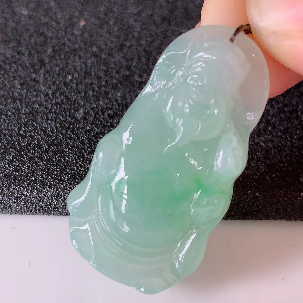 自然光实拍，冰飘绿翡翠招财财神爷吊坠，财神到你家里来，年年月月发大财，形态极为讨喜， 佩戴效果招财迷人#41.30