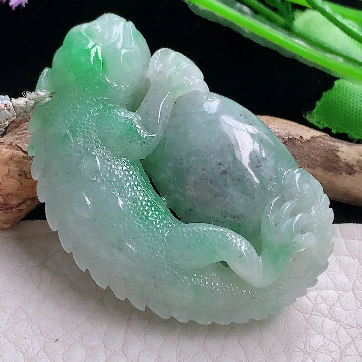 py实拍51.6*34*14.2缅甸翡翠精雕飘绿蜥蜴 吸亿玉挂件 玉吊坠