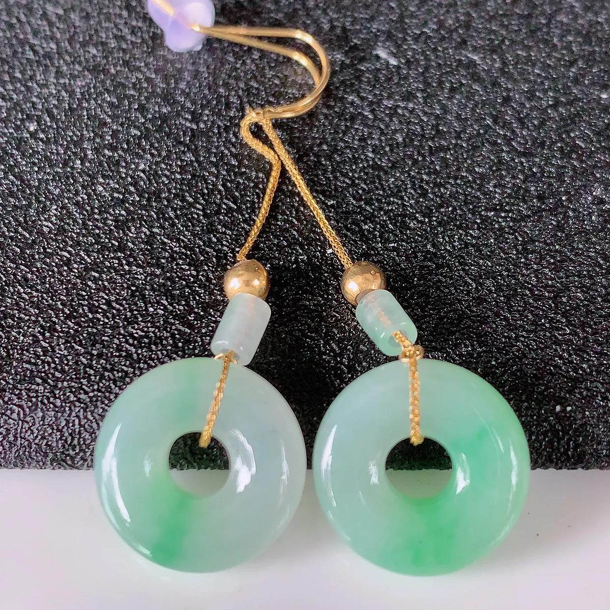 18k金镶嵌冰飘绿翡翠平安扣耳坠，沁人心脾，耳坠佩戴效果大气出众，尽显气质。种水好，胶感足，颜相当漂亮，高性价比，值得入手品鉴！# 41.30整体47裸石13*3.8