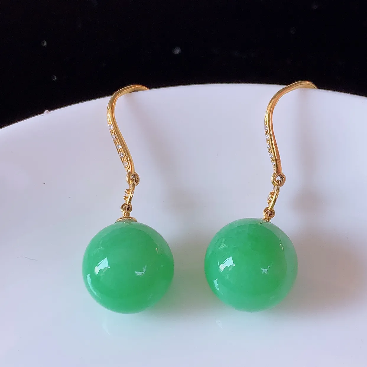 18k金镶嵌满绿翡翠圆珠耳坠，沁人心脾，耳坠佩戴效果大气出众，尽显气质。种水好，胶感足，颜相当漂亮，高性价比，值得入手品鉴！#83.2整体29.5裸石11