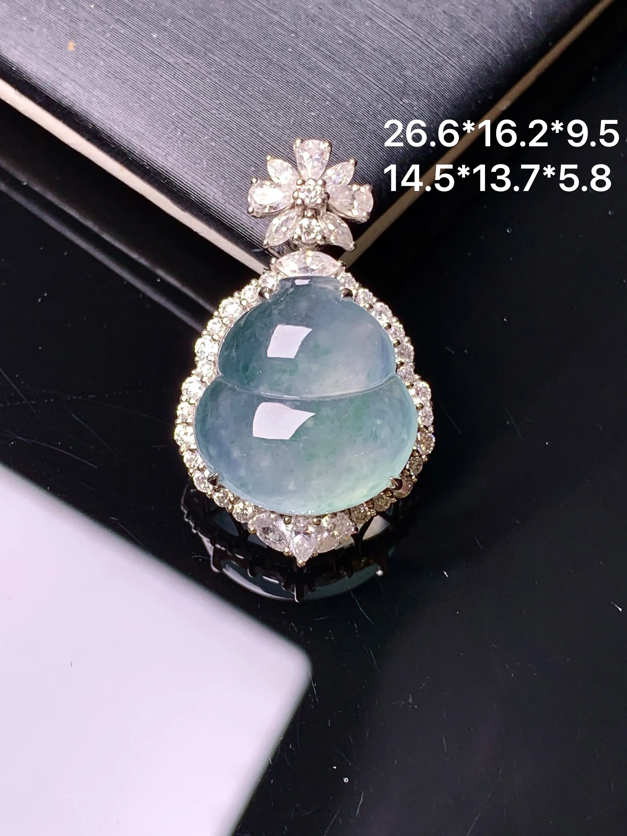 18k金钻镶嵌冰种葫芦吊坠 玉质细腻 色泽清新艳丽 整体尺寸26.6*16.2*9.5