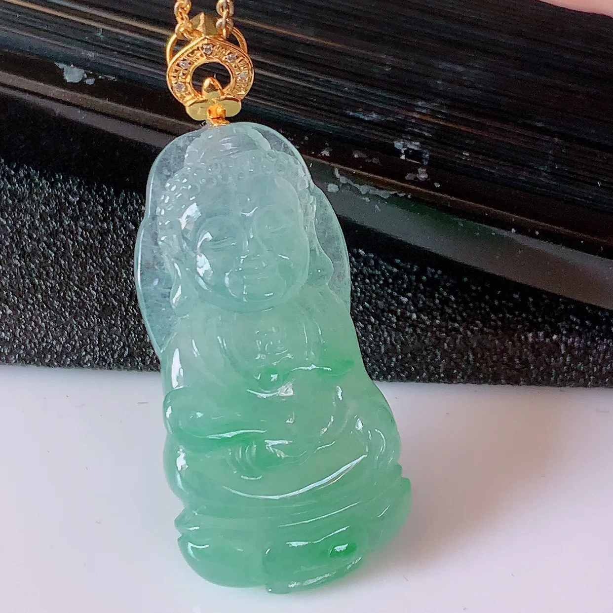 自然光实拍，18K金镶嵌冰种飘绿翡翠观音菩萨吊坠，赐福翡翠观音，观音面相端庄，品相佳，佩戴气质！#83.2整体40裸石32.5-16.6-6.2