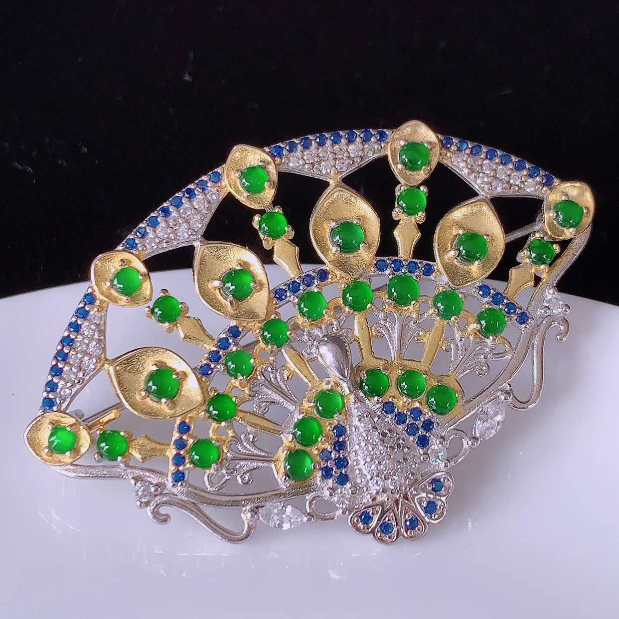 冰透满绿翡翠925银镶嵌孔雀胸针，自然光实拍，翠色灵动，颜色漂亮，种老水足，品相佳，佩戴佳品！#98.30整体50*34.5-8.5 裸石2*2