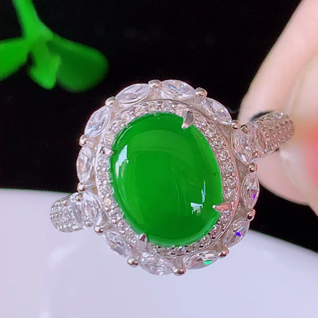 冰透满绿翡翠925银镶嵌戒指，自然光实拍，翠色灵动，颜色漂亮，种老水足，品相佳，佩戴佳品！#97.2（圈口可调大小）整体25.5*18*7.2裸石9.6*7.6