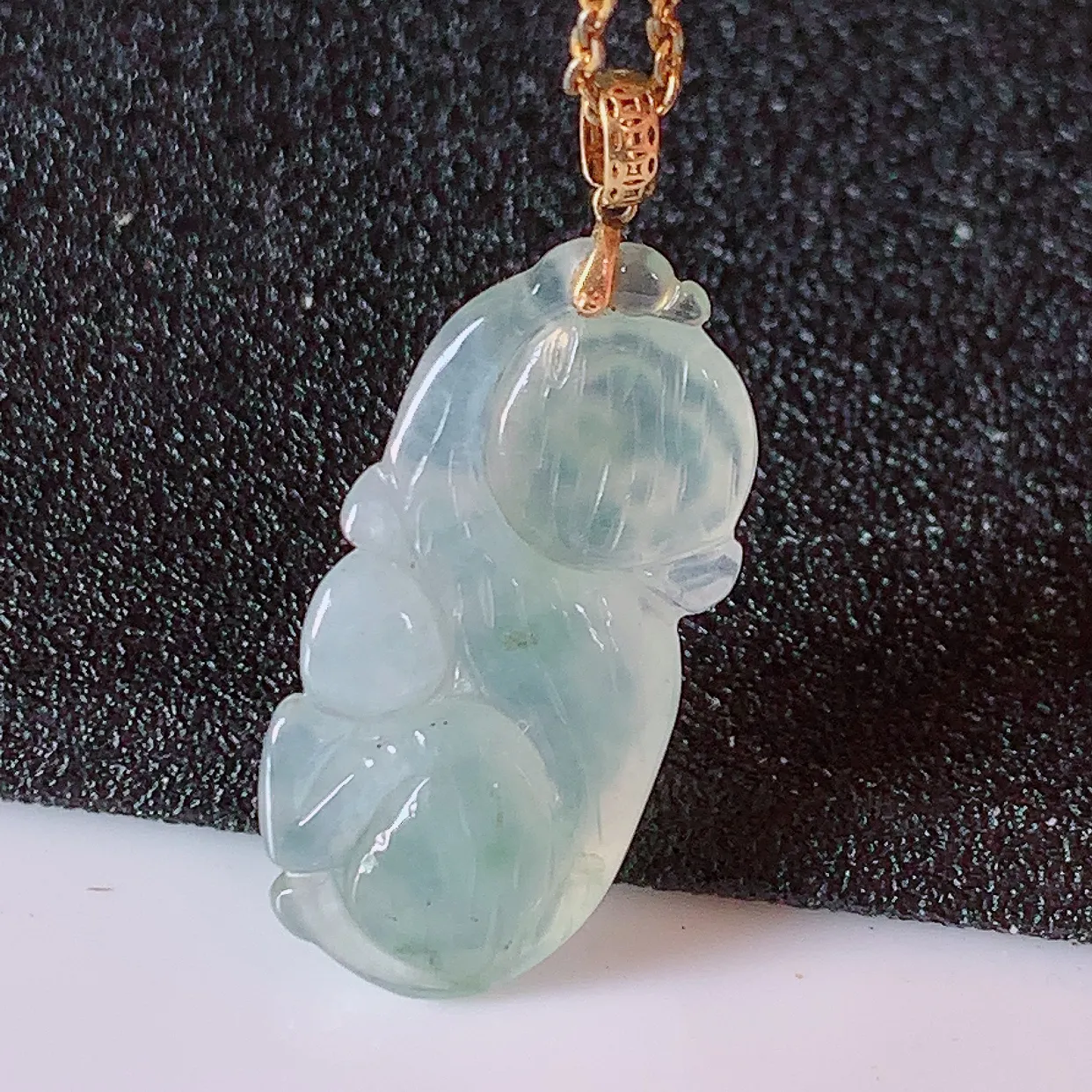 18K金镶嵌冰种翡翠生肖猴子吊坠，种老水足，雕工精湛 ，寓意美好，佩戴时尚出众！#1.2