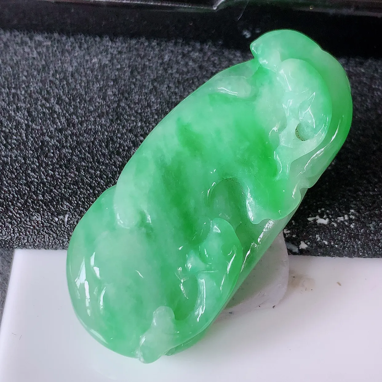 自然光实拍，冰润飘绿翡翠年年有余，自由自在玉吊坠，寓意财源广进，雕工婉约，栩栩如生，佩戴优雅迷人！#
