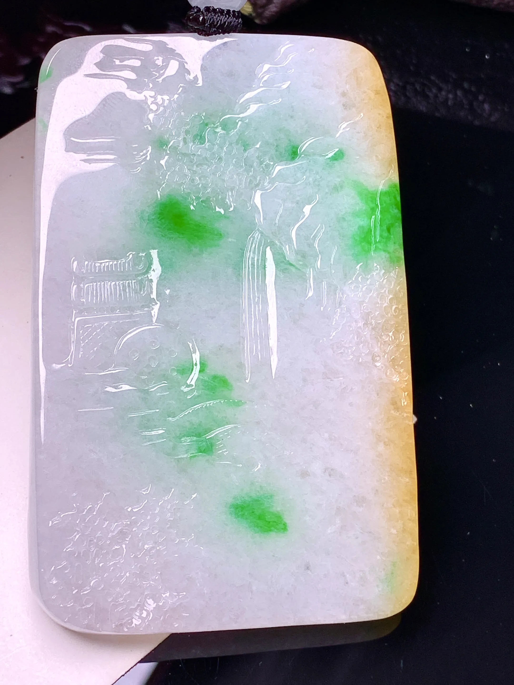 飘黄绿山水观音牌吊坠 玉质细腻 色泽清新艳丽 整体尺寸69.2*44.5*7.3