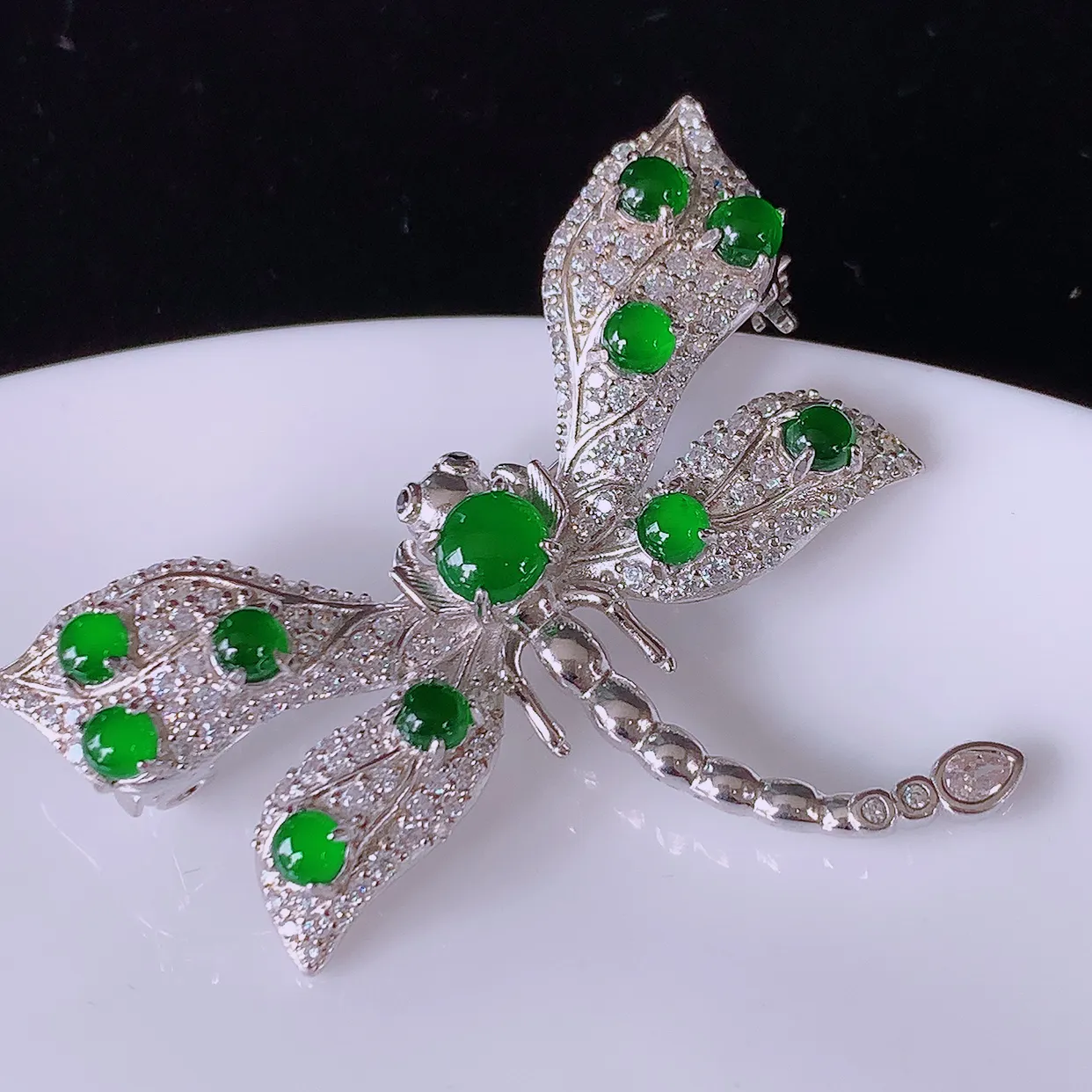 冰透满绿翡翠925银镶嵌蜻蜓胸针，自然光实拍，翠色灵动，颜色漂亮，种老水足，品相佳，佩戴佳品！#98.30整体40*27*9.5  取一裸石5*5