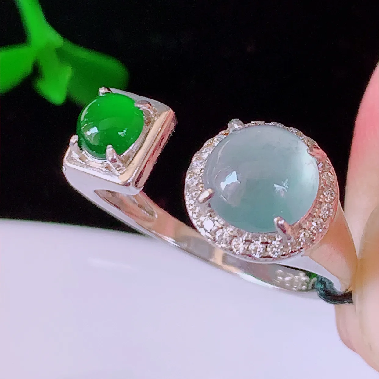 冰透满绿翡翠925银镶嵌戒指，自然光实拍，翠色灵动，颜色漂亮，种老水足，品相佳，佩戴佳品！#97.2（圈口可调大小）整体24.5*17.5*7裸石6.8*6.8