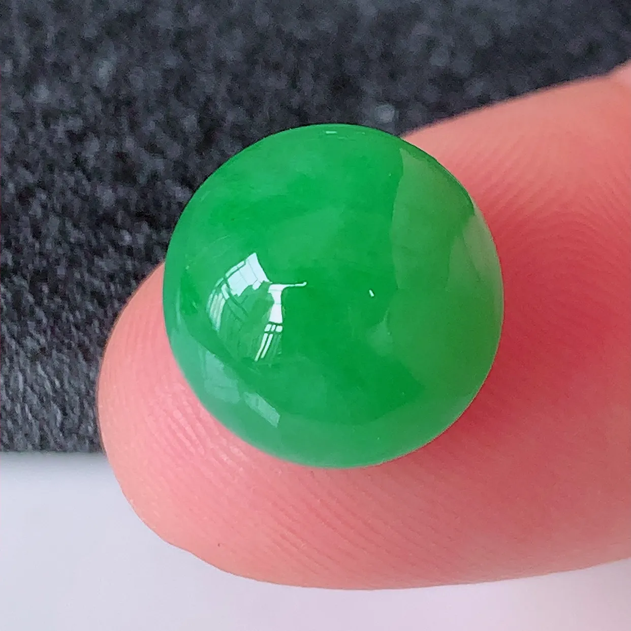 自然光实拍，水润满绿翡翠戒面，蛋面，翠色灵动，玉质细腻，颜色漂亮，品相佳， 佩戴佳品！#94.30尺寸12*11.6*6.5