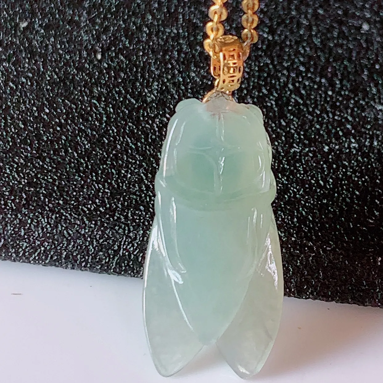 18K金镶嵌冰种翡翠招财金蝉吊坠，种老水足，雕工精湛 ，寓意美好，佩戴时尚出众！#1.2