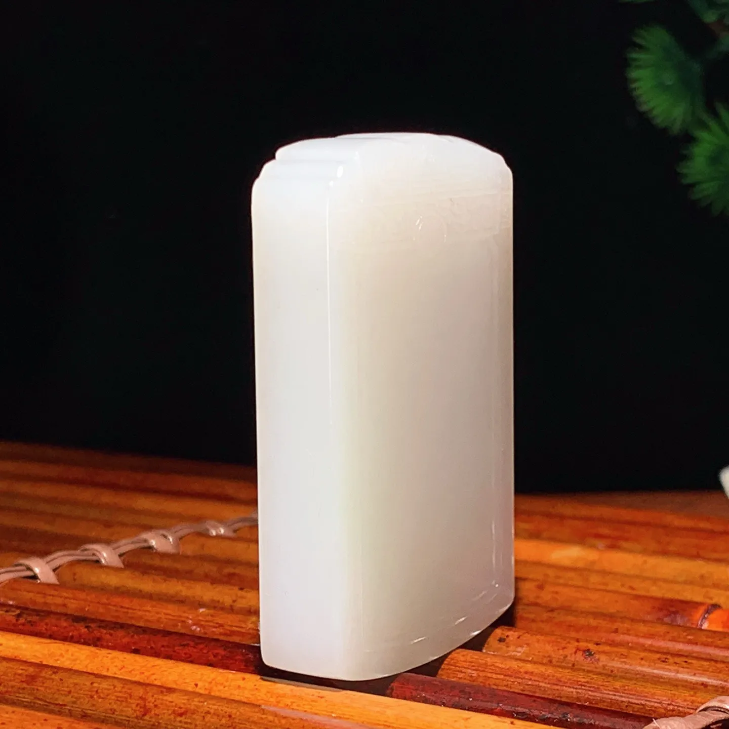 新疆和田玉羊脂白平安无事牌挂件。尺寸54/34/10重49.6克 白度一级。玉质细腻油润 底色纯净 脂粉好，品质好。lt250103