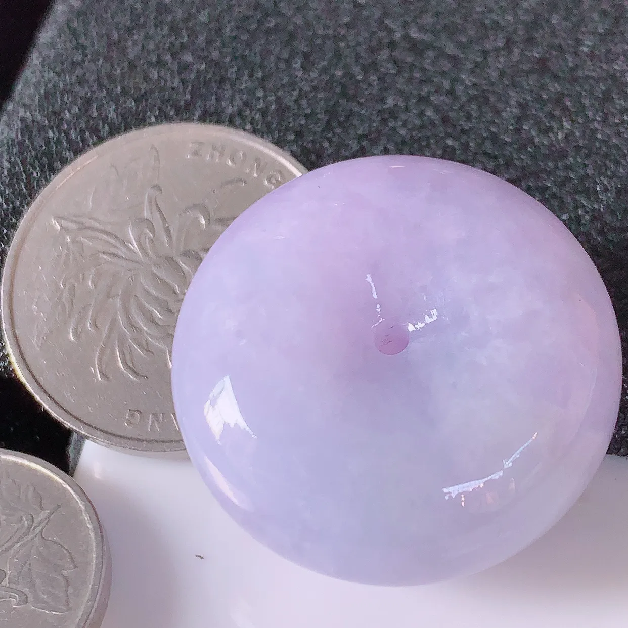 自然光实拍，冰润紫罗兰翡翠平安扣吊坠，形体饱满圆润，平安扣肥嘟嘟的，平平安安，种水很好，配戴精美！#05.2