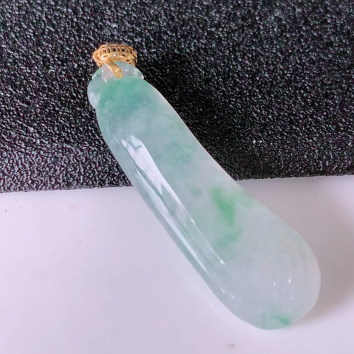 18K金镶嵌冰种飘花翡翠招财福瓜吊坠，精美饱满福瓜，种水足，形态圆润饱满，福相十足 ！#1.30