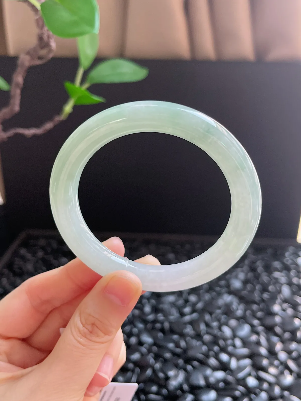 圆镯54圈口，翡翠冰糯种淡绿色手镯