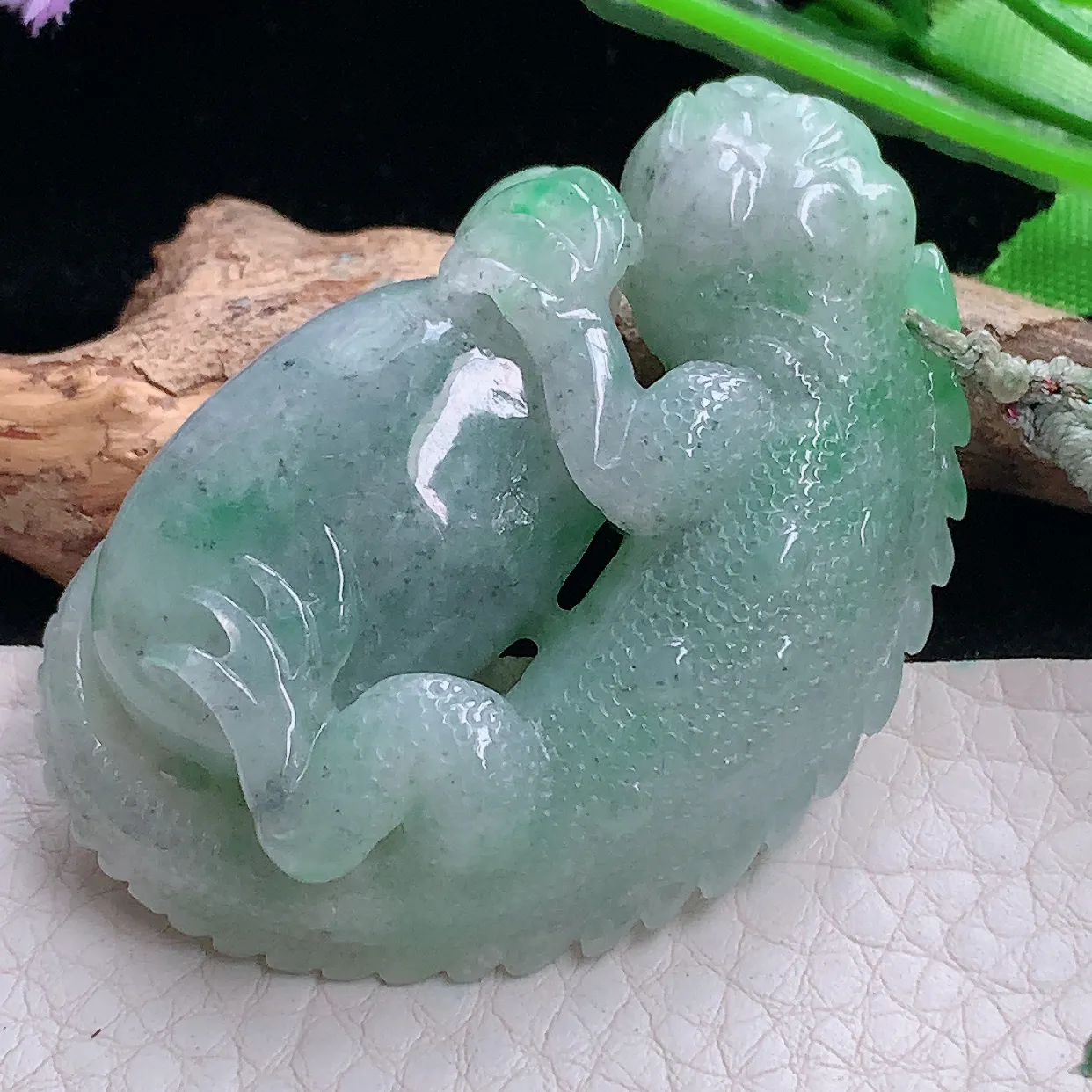 py实拍51.6*34*14.2缅甸翡翠精雕飘绿蜥蜴 吸亿玉挂件 玉吊坠