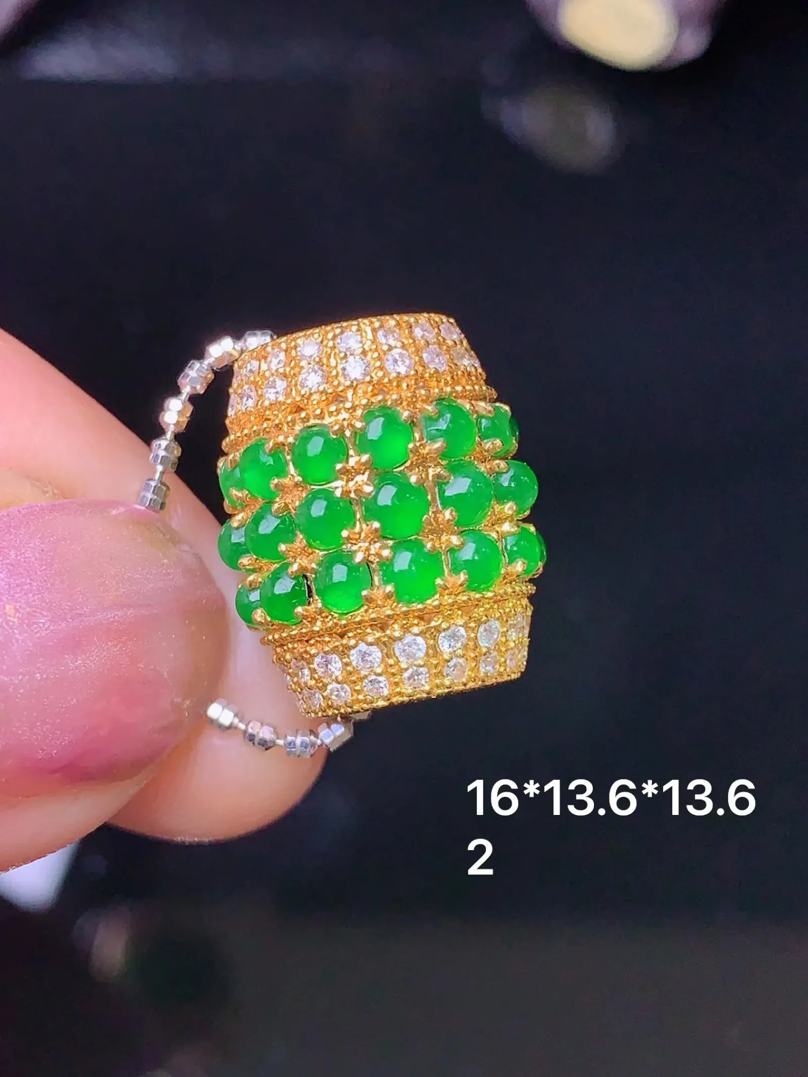 18k金钻镶嵌满绿蛋面路路通吊坠 玉质细腻 色泽清新艳丽 整体尺寸16*13.6*13.6