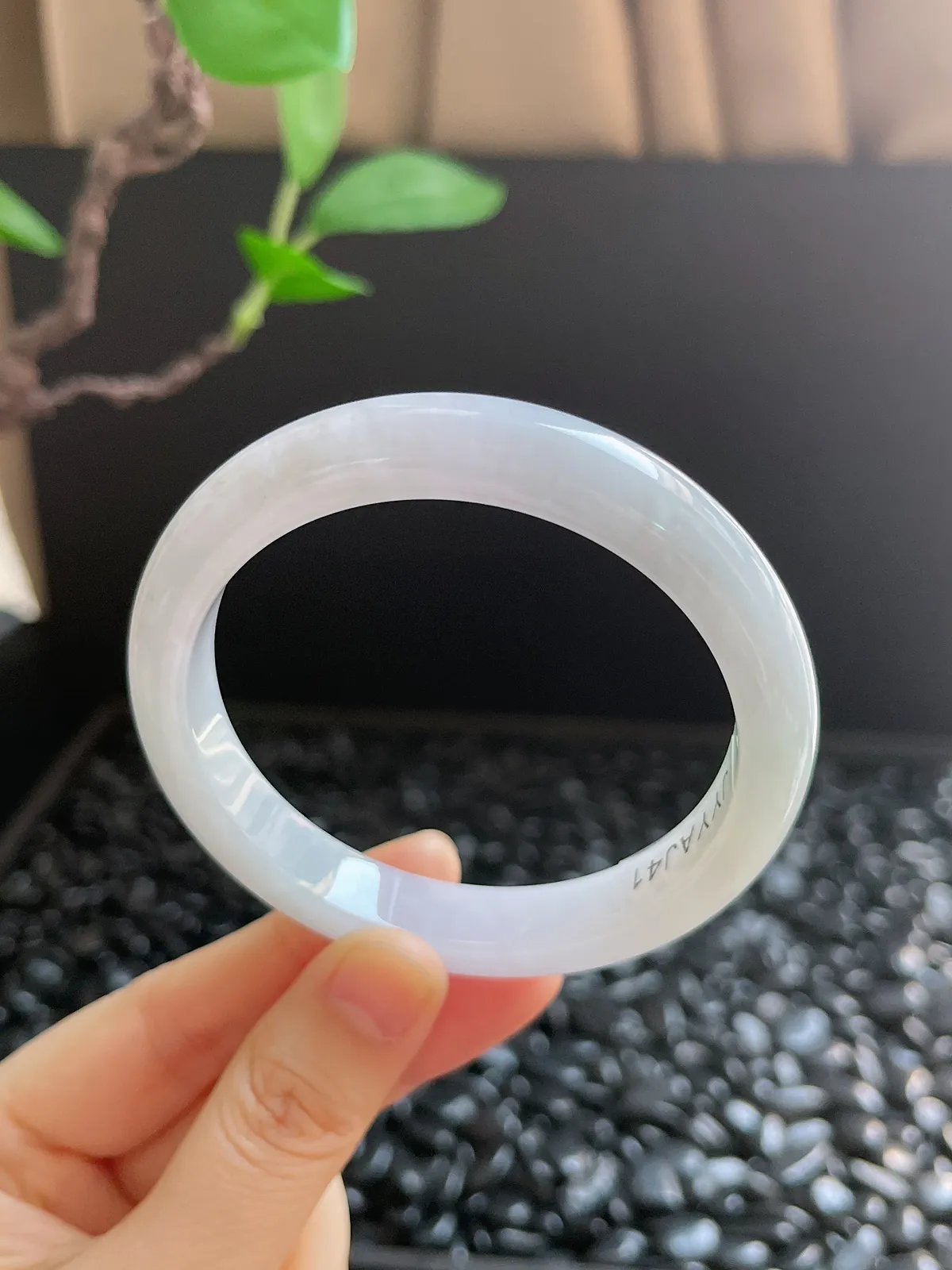 正圈58圈口，翡翠糯化种淡绿色手镯