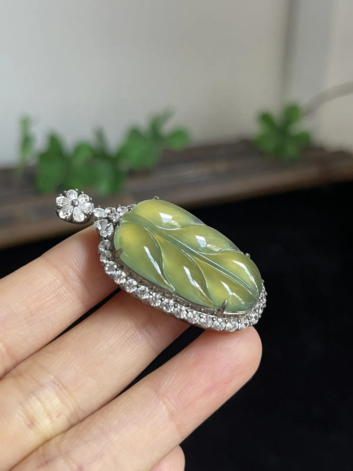 翡翠冰种黄加绿叶子，；底部垫色