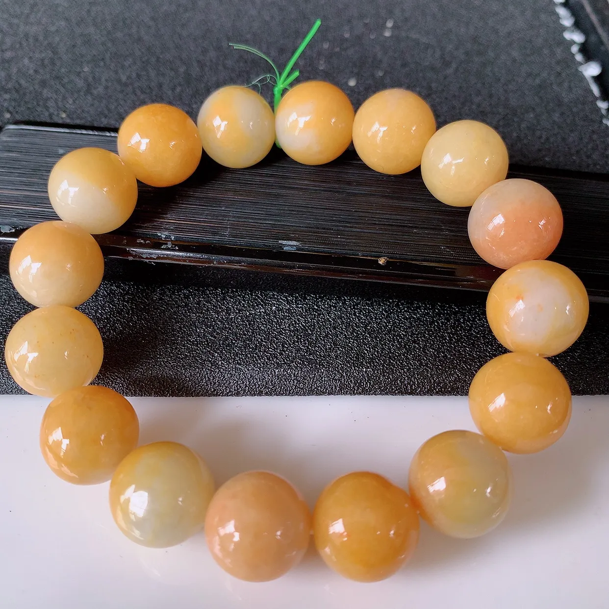 自然光实拍，特色冰润黄翡翡翠手串手链，种老水足，冰清玉润  颜色漂亮  #46.30取一尺寸13.2