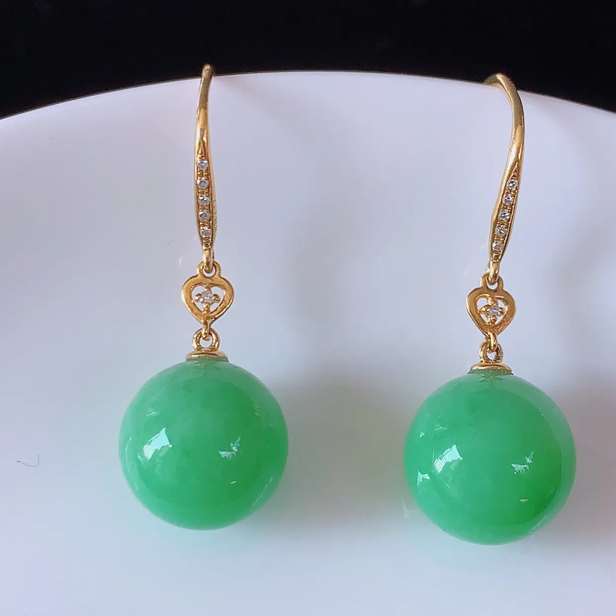 18k金镶嵌满绿翡翠圆珠耳坠，沁人心脾，耳坠佩戴效果大气出众，尽显气质。种水好，胶感足，颜相当漂亮，高性价比，值得入手品鉴！#83.2整体29.5裸石11