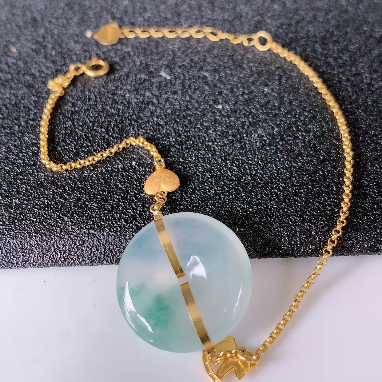 自然光实拍 18k金镶嵌冰种飘花翡翠平安扣手链，沁人心脾，豪华镶嵌而成，手链佩戴效果大气出众，尽显气质。翡翠种水好，胶感足， 颜相当漂亮，高性价比，值得入手品鉴！#1.30平安扣尺寸17*3.8