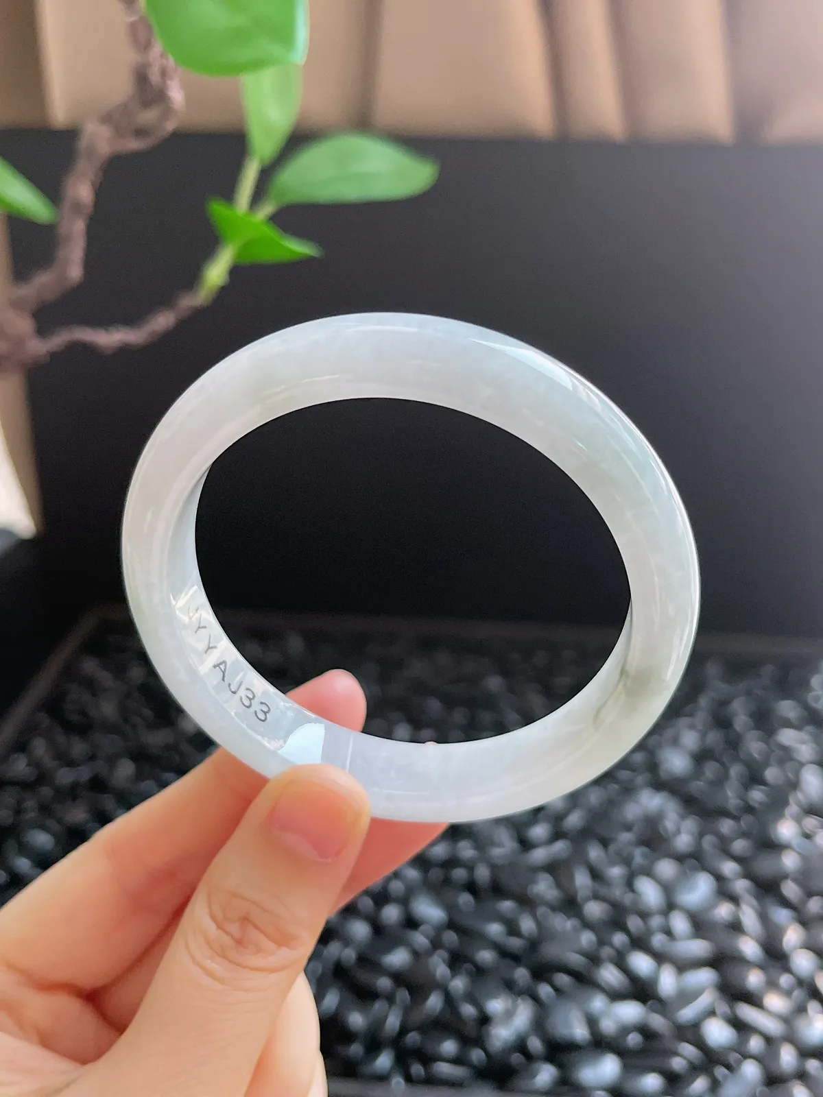 正圈57.9圈口，翡翠糯化种淡绿色手镯