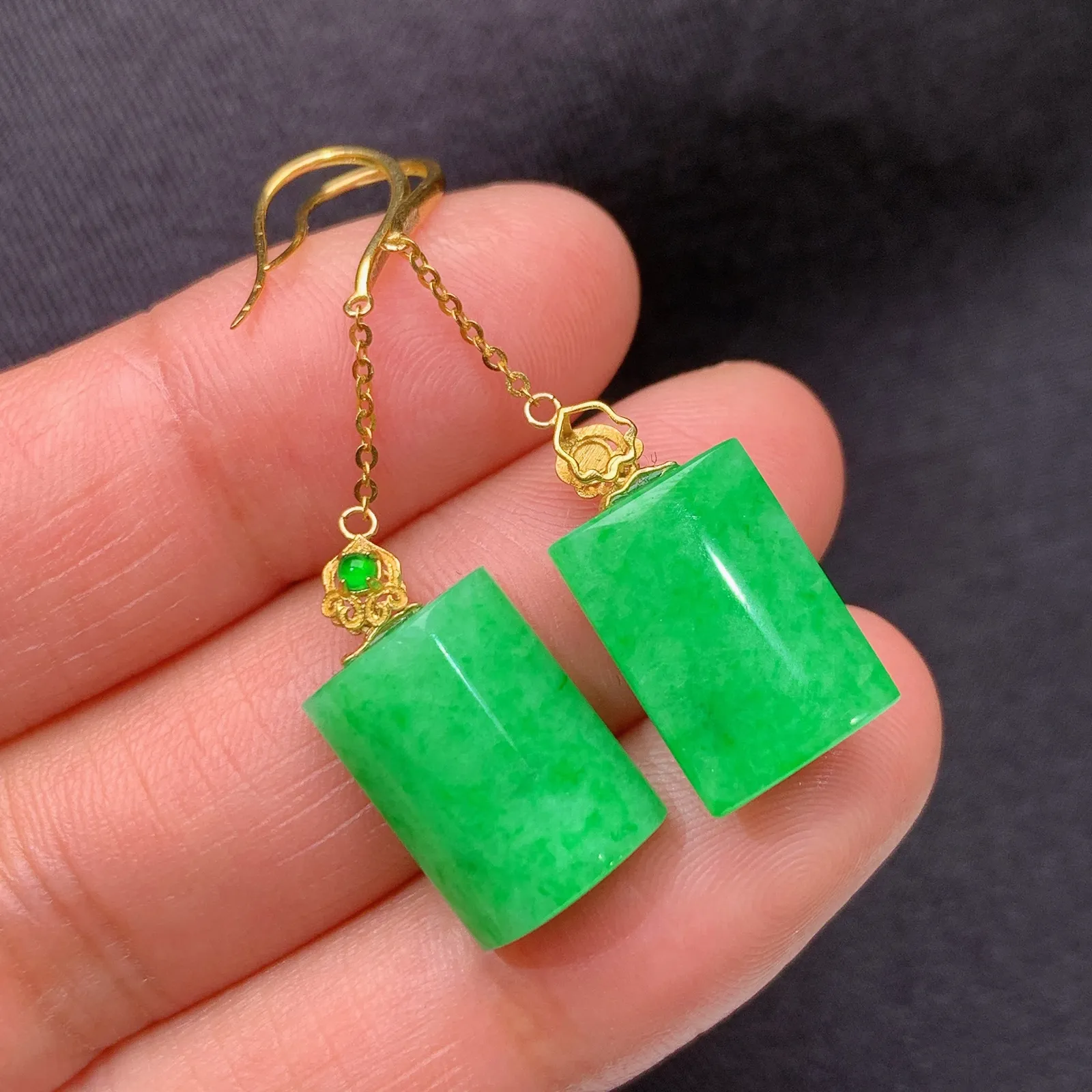 阳绿无事牌耳坠，18k金镶嵌，简约时尚，冰润色阳，种水足，zha 尺寸13.7*10.1*5.1