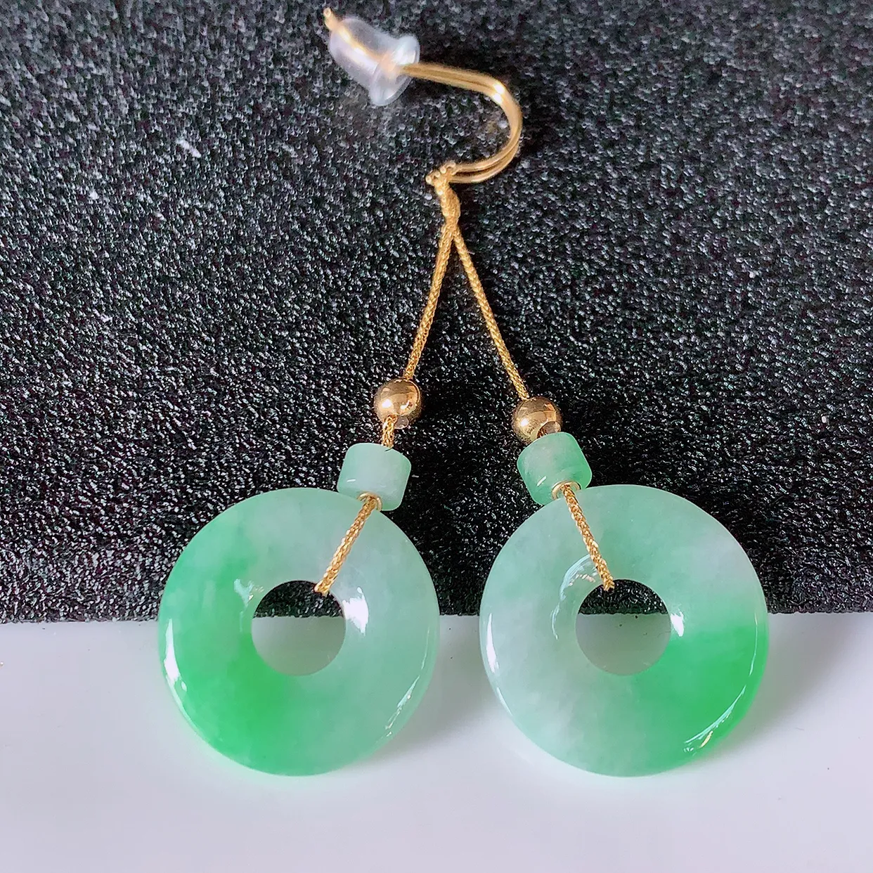 18k金镶嵌冰飘绿翡翠平安扣耳坠，沁人心脾，耳坠佩戴效果大气出众，尽显气质。种水好，胶感足，颜相当漂亮，高性价比，值得入手品鉴！#41.2整体46.5裸石15.5*2.5