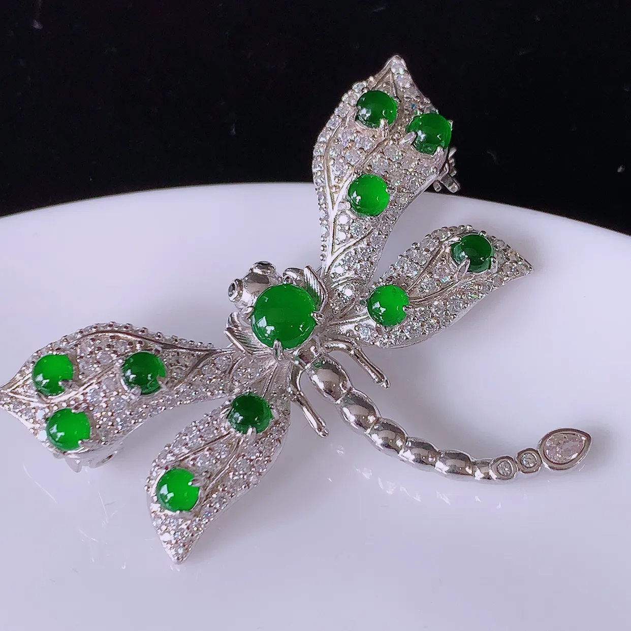 冰透满绿翡翠925银镶嵌蜻蜓胸针，自然光实拍，翠色灵动，颜色漂亮，种老水足，品相佳，佩戴佳品！#98.30整体40*27*9.5  取一裸石5*5