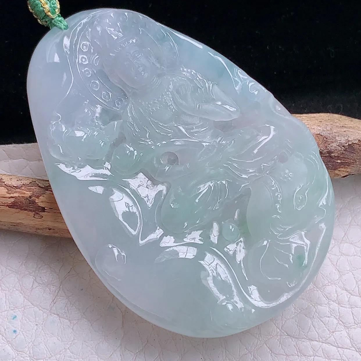 yn实拍61.3*42.8*6缅甸翡翠精雕冰润大势至菩萨 年肖守护神玉项坠 玉挂件