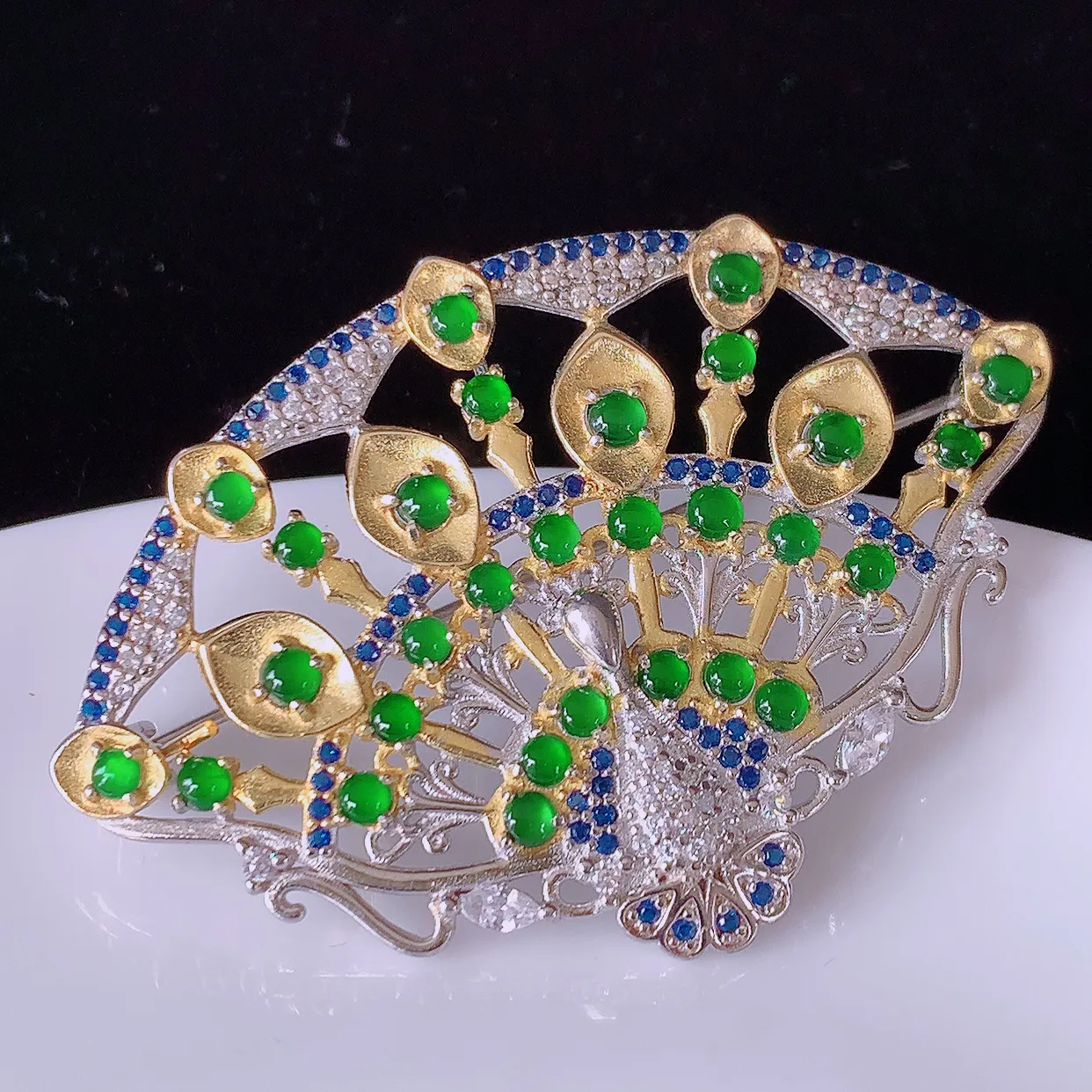 冰透满绿翡翠925银镶嵌孔雀胸针，自然光实拍，翠色灵动，颜色漂亮，种老水足，品相佳，佩戴佳品！#98.30整体50*34.5-8.5 裸石2*2