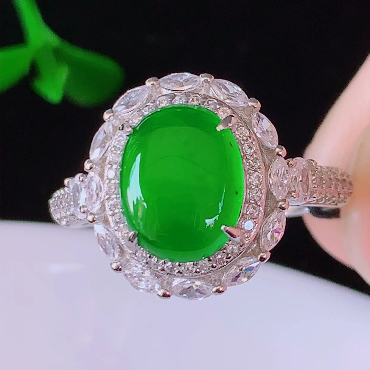 冰透满绿翡翠925银镶嵌戒指，自然光实拍，翠色灵动，颜色漂亮，种老水足，品相佳，佩戴佳品！#97.2（圈口可调大小）整体25.5*18*7.2裸石9.6*7.6