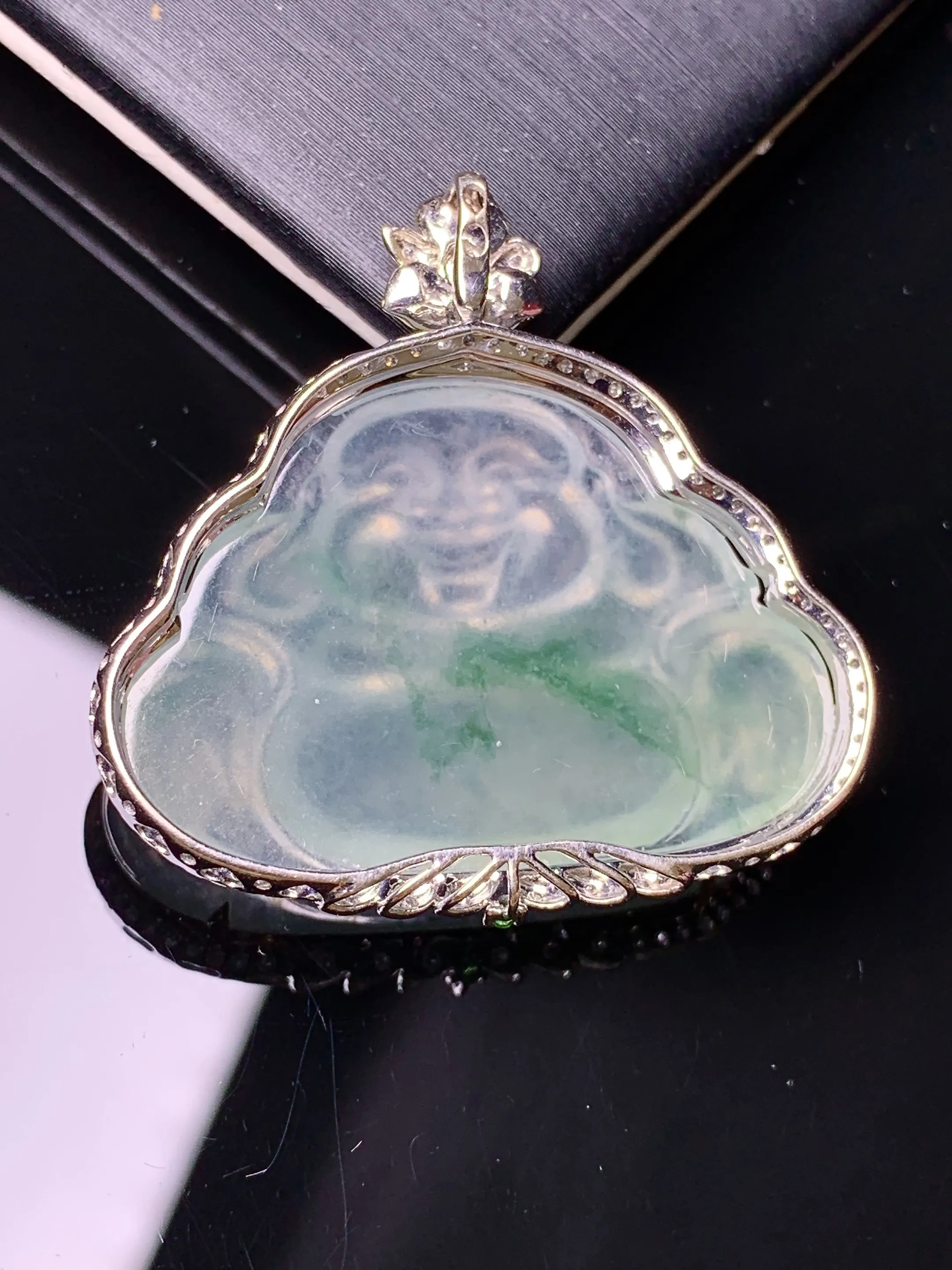 18k金钻镶嵌飘绿佛公吊坠 玉质细腻 色泽清新艳丽 整体尺寸33.2*33.8*8.3